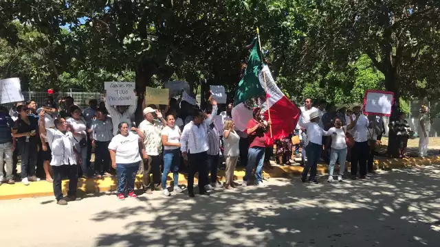 Decenas de personas esperaron a AMLO fuera de la estación en Chetumal