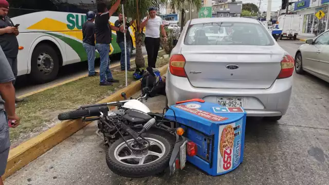 Un motociclista de Domino’s resultó lesionado tras chocar contra un automóvil que realizó un cambio de carril sin precaución.