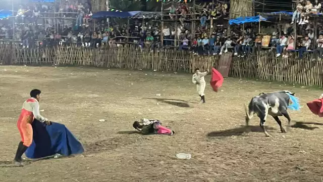 Dos astados hacen de las suyas durante la corrida que se realiza en honor a San Buenaventura