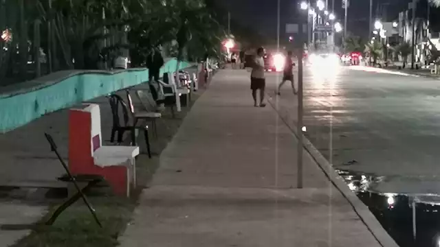 Los conductores apartaron los vehículo de la calle para evitar más tráfico.