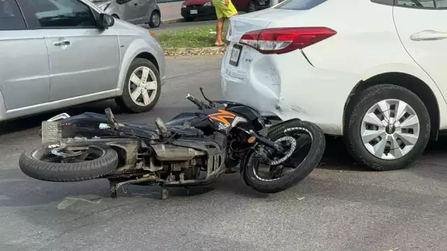 Motociclista provoca accidente vehicular en Chetumal