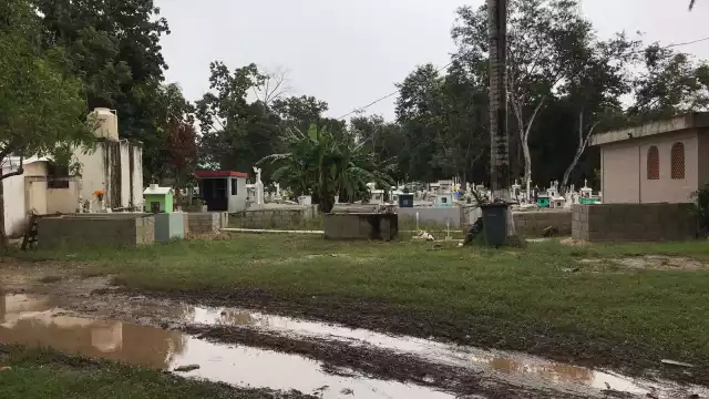 Panteón en Chetumal requiere de atención.