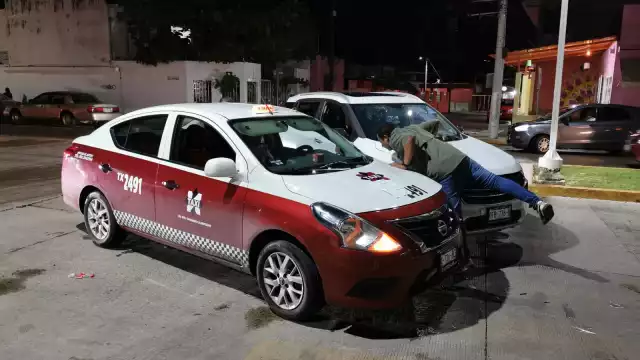 Ambos vehículos involucrados quedaron varados en la vía pública