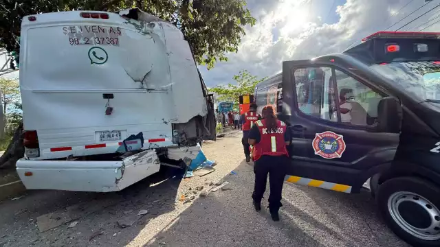 Presuntamente chofer de un autobús dormitó y pegó por alcance a unidad estacionada, donde la víctima hacía una revisión mecánica