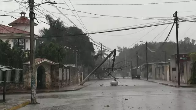 Postes de la CFE colapsaron por las lluvias en Tizimín
