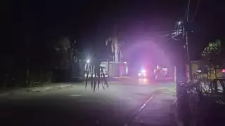 Violento asalto en Escárcega desata persecución; presunto ladrón escapa entre terrenos baldíos