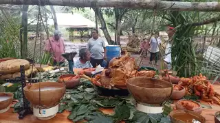 Integrantes del Centro Agroecológico U Yich Lu’um realizan el Jo’olche’, antiguo ritual maya