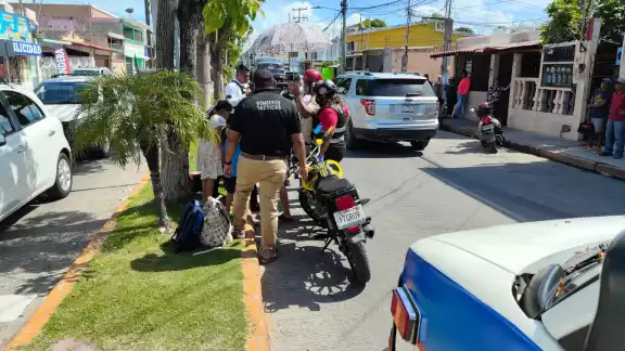 Mujer y niños proyectados tras choque; denuncian omisión del responsable Mujer y niños proyectados tras choque; denuncian omisión del responsable