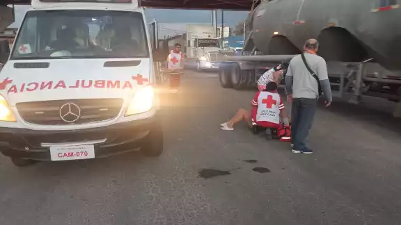 Mujer lesionada tras derrapar una motoneta por exceso de velocidad en avenida Justo Sierra Méndez Mujer lesionada tras derrapar una motoneta por exceso de velocidad en avenida Justo Sierra Méndez