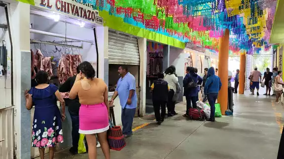 Los locales del mercado se han convertido en intermediarios de productos al realizarse compras que no tienen como fin comidas para el hogar, sino expenderlas