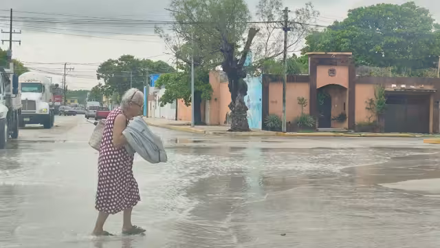Además de la Tormenta Tropical, el mal tiempo se debe a una extensa vaguada sobre la región, asociada al nuevo Frente Frío 10 que avanza sobre el Golfo de México