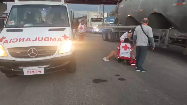 Mujer lesionada tras derrapar una motoneta por exceso de velocidad en avenida Justo Sierra Méndez