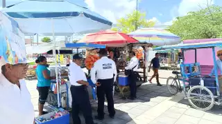 Policías de Candelaria desalojan a vendedores ambulantes de escuela primaria 