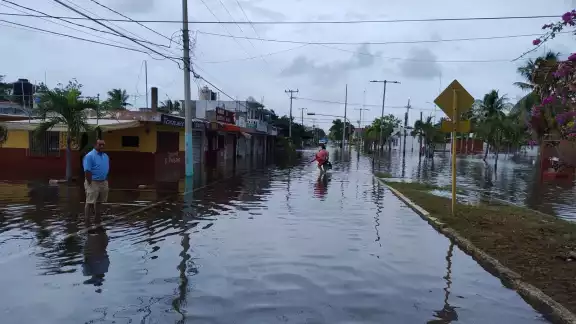 Fuertes lluvias azotan la ciudad de Chetumal, Quintana Roo