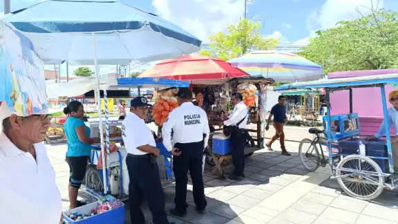 La Policía Municipal despejó el acceso a la Escuela Primaria “Benito Juárez” de vendedores ambulantes que obstruían el paso de los estudiantes.