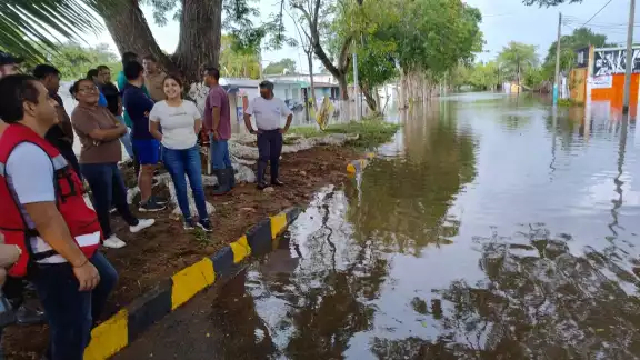 Aseguran que las imágenes de las autoridades municipales posando junto a las áreas inundadas han circulado ampliamente en redes sociales Aseguran que las imágenes de las autoridades municipales posando junto a las áreas inundadas han circulado ampliamente en redes sociales