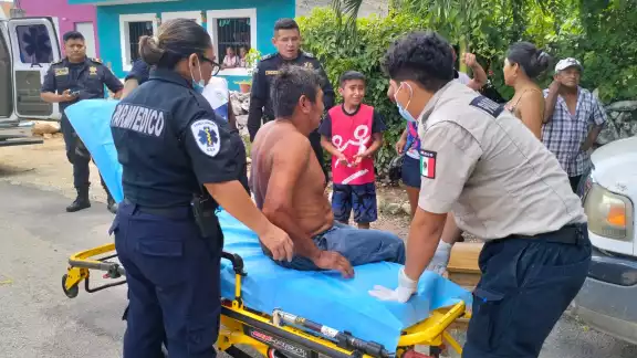 Agricultor trabajaba en su parcela de hortalizas cuando un ganado brinca la cerca y lo arrastra Agricultor trabajaba en su parcela de hortalizas cuando un ganado brinca la cerca y lo arrastra