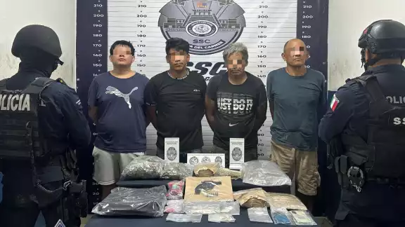 Los cuatro individuos fueron detenidos a bordo de un auto. Los cuatro individuos fueron detenidos a bordo de un auto.