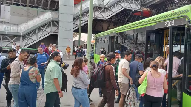 Los usuarios desalojados tuvieron que tomar las unidades de RTP.