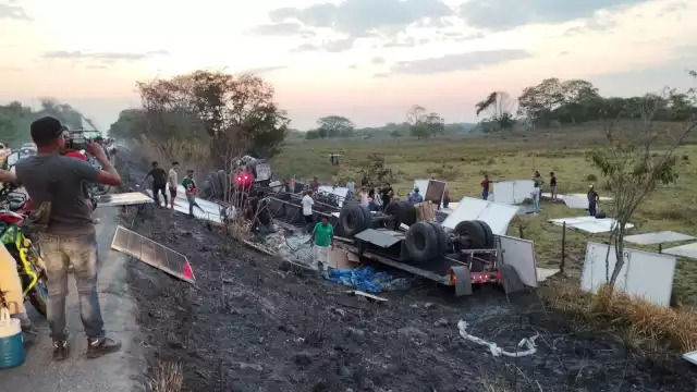 Vuelca tractocamión con paneles solares en Escárcega; rapiñan la carga tras accidente