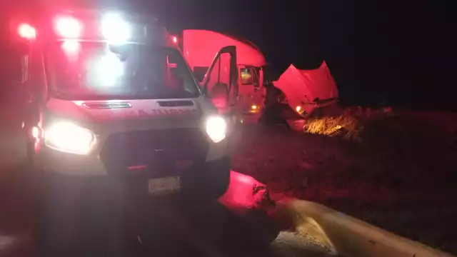 Tráiler sale de la cinta asfáltica y queda en camellón central en Bécal