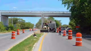 Pausan trabajos en la carretera Mérida–Progreso para agilizar el tránsito vacacional