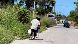 Basura y maleza invaden calles de Los Manguitos en Champotón