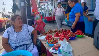 "Asunción, una madre de lucha": 10 de mayo entre frutas y sacrificios    en el mercado de Campeche
