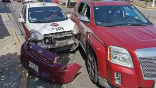 Choque entre camioneta y taxi deja solo daños materiales en Carmen