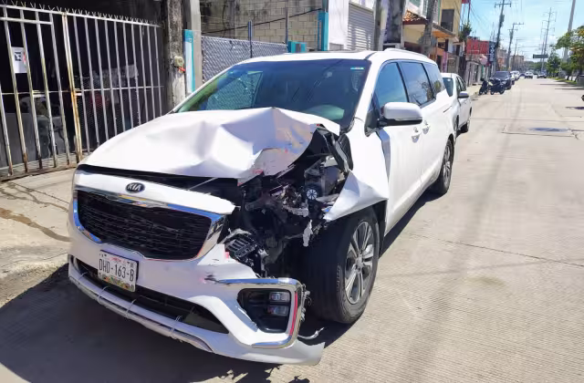 Aparatoso choque múltiple en la colonia Benito Juárez deja cuantiosos daños materiales