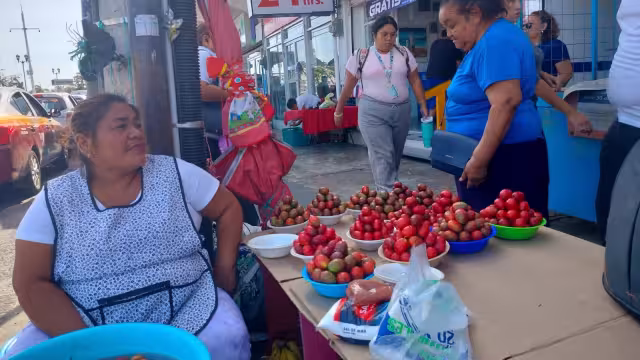 Llega desde Imí a vender su producto desde niña; en el centro de abasto los locatarios sienten un enorme cariño por ella