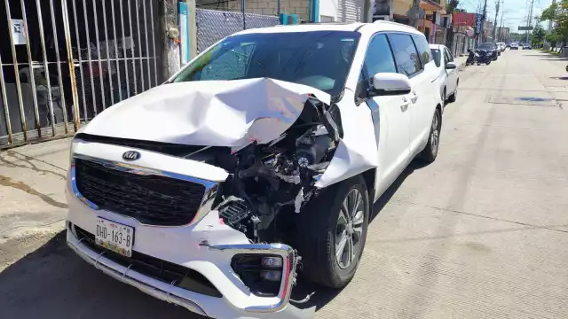 Aparatoso choque múltiple en la colonia Benito Juárez deja cuantiosos daños materiales