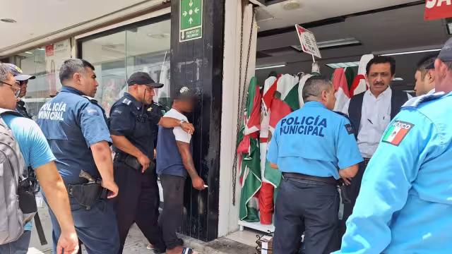 El hombre fue detenido tras intentar llevarse varias cortinas