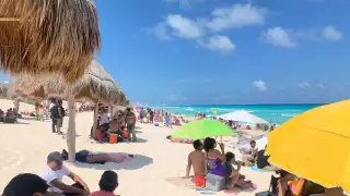 Denuncian a hombres que ofrecen fotos con animales exóticos en playa de Cancún: VIDEO