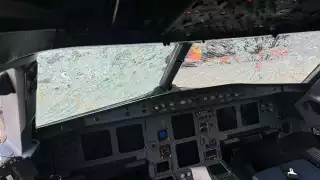 Avión es destruido por granizo durante vuelo y activa alerta de emergencia: FOTOS 