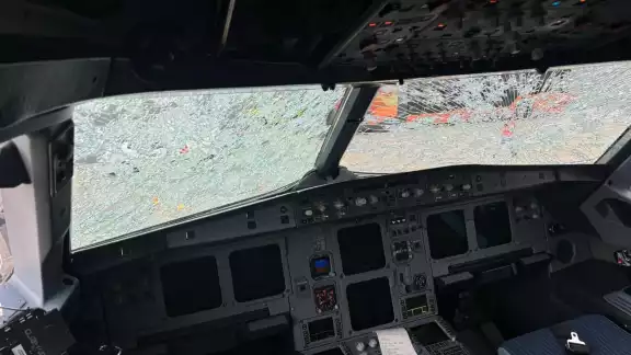 Granizo destruye parabrisas de avión durante pleno vuelo