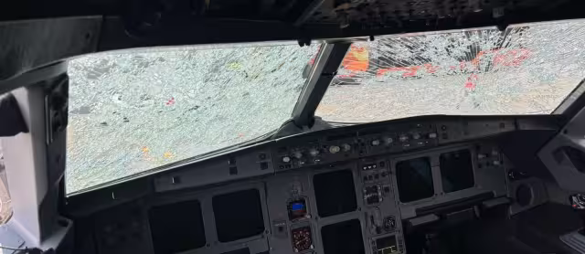 Granizo destruye parabrisas de avión durante pleno vuelo