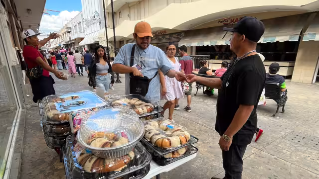 Miembros de la agrupación Drogadictos Anónimos A.C. han iniciado la tradicional venta de Roscas de Reyes