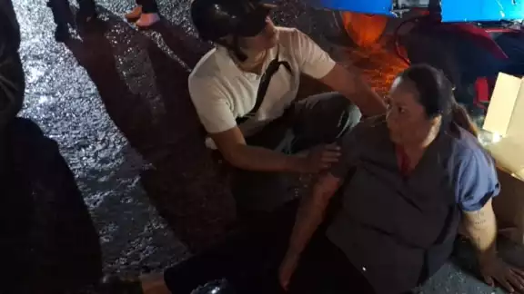 Operador de transporte público en Chetumal envía a motociclista al hospital luego de arrollarlo