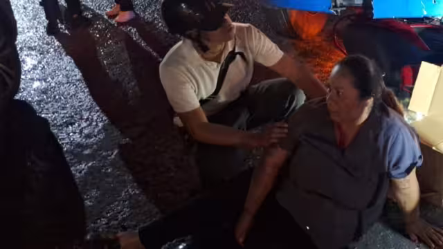 Operador de transporte público en Chetumal envía a motociclista al hospital luego de arrollarlo