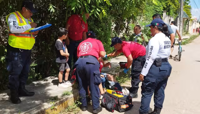 Mujer cae de su motocicleta al evitar atropellar a un niño en José María Morelos