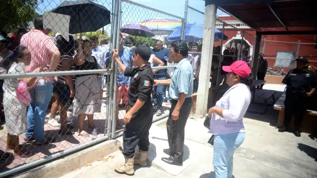 Reportes indican la presencia de personas con camisas con diversos colores que hacen alusión a corrientes partidistas