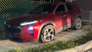 Pierde el control  y se estrella: Conductora de camioneta destroza una banqueta en Playa del Carmen