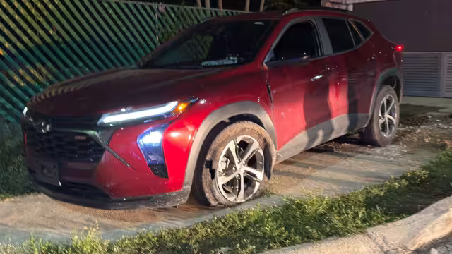 Debido a la fuerza del impacto, vecinos al percatarse de lo sucedido llamaron a emergencias