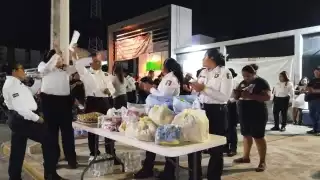 Campechanos donan despensa a policías en paro 