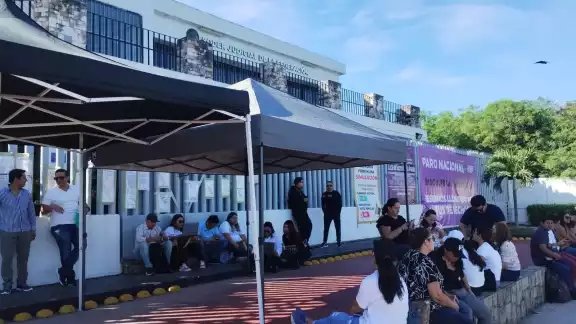 Los trabajadores decidieron mantener en paro parcial su protesta