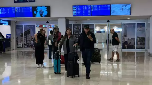 El primer vuelo en arribar fue el 821 de Aeroméxico, antes del amanecer a las 5:46,