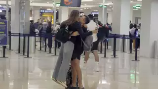 Los jóvenes partieron en vuelos distintos, ya que la mujer vive en Estados Unidos, mientras que, el hombre radica en Canadá