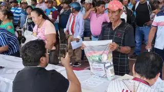 INPESCA entrega apoyos a más de 2,600 pescadores en Carmen