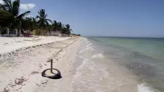 Estalla pelea entre un extranjero y pescadores de Santa Clara por el uso de la playa 